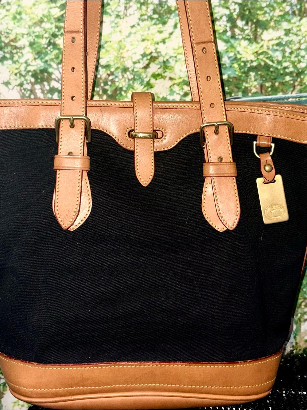 Dooney & Bourke Vintage D15313 Black ad Tan Leather Trim